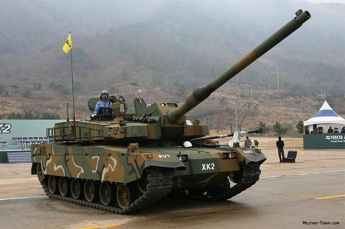 Với việc sử dụng bộ nạp đạn tự động, kíp xe sẽ giảm từ 4 người xuống còn 3 người và được nhiều người coi K2 là loại xe tăng có tính năng kỹ chiến thuật tốt nhất thế giới hiện nay, tương đương với xe tăng T-14 của Nga.