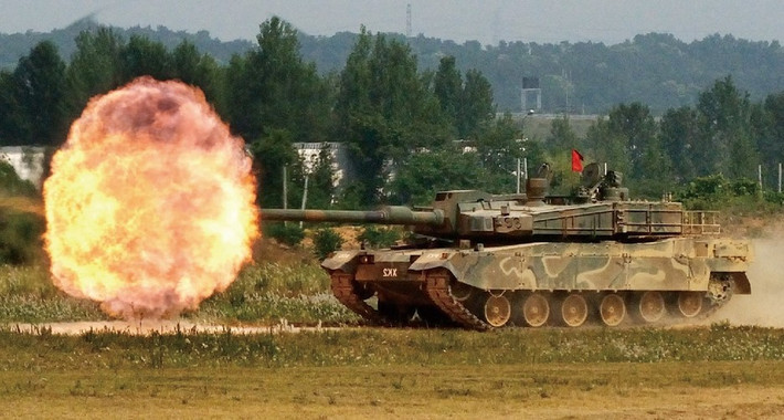 Xe tăng K2 có tầm bắn gần gấp đôi so với các xe tăng hiện đại của phương Tây, mặc dù nó vẫn chỉ bằng 2/3 tầm bắn được quảng cáo của pháo chính trên T-14. Sau khi mua ban đầu 180 chiếc K2, 820 xe tăng K2PL tăng cường dự kiến sẽ được chuyển giao từ năm 2026 theo các hợp đồng tiếp theo và một phần được sản xuất tại chính Ba Lan.