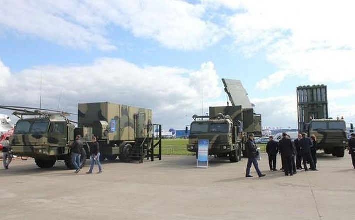 Thậm chí không quá khi nói rằng S-350E Vityaz sẽ cạnh tranh trực tiếp với S-400 Triumf trên thị trường vũ khí trong tương lai nhờ ưu thế giá thấp, trong khi năng lực đánh mục tiêu bay thấp tốt hơn nhiều. Ảnh: Vtl.