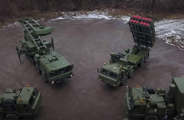 Hệ thống S-350 Vityaz được trang bị một radar mảng pha đa năng hiện đại, có khả năng theo dõi đồng loạt 40 mục tiêu và dẫn bắn cho tên lửa tiêu diệt đồng thời 8 mục tiêu. Ảnh: Pinterest.