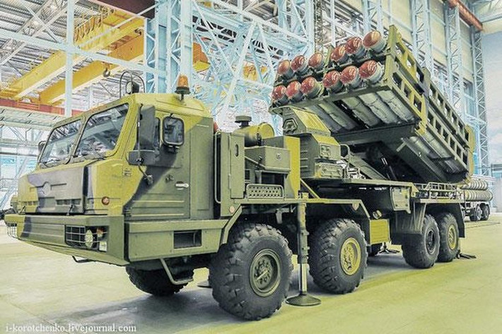 Tổ hợp phòng không S-350 được ra mắt tại triển lãm hàng không MAKS-2013. Theo lời giới thiệu của nhà sản xuất Almaz-Antey, Vityaz có khả năng tác chiến mạnh gấp 3 lần S-300, nó sở hữu 12 kênh điều khiển tên lửa so với 4 trên S-300. Ảnh: Pinterest.