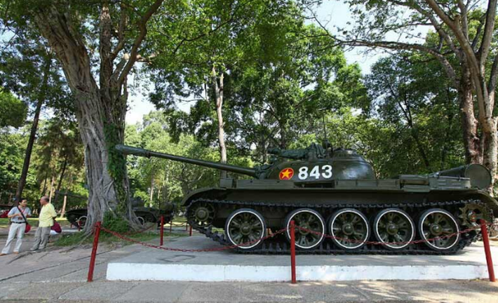 Tới trưa ngày 30/4/1975, xe tăng 843 là chiếc đầu tiên tiến vào cổng Dinh Độc Lập, Trung uý Bùi Quang Thận trực tiếp lái xe và đã húc... ba lần vào cổng phụ nhưng sau đó xe bị mắc kẹt, Trung uý Thận nhảy ra khỏi xe mang theo lá cờ Giải phóng và là người đầu tiên phất cờ trên nóc Dinh Độc Lập. Nguồn ảnh: Danviet.