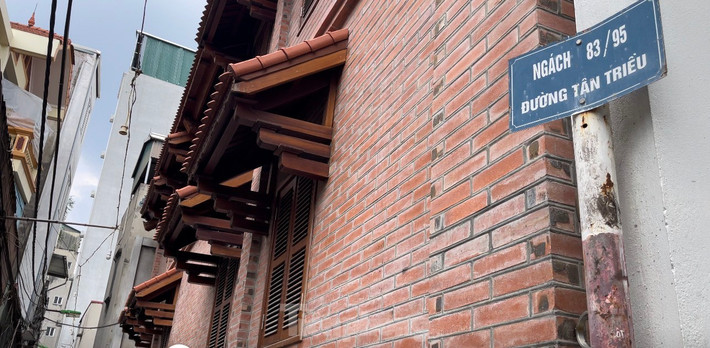 Tại ngách 83/95 đường Tân Triều, 2 tòa nhà của cùng một chủ đầu tư cũng đã xây dựng đến tầng thứ 7.