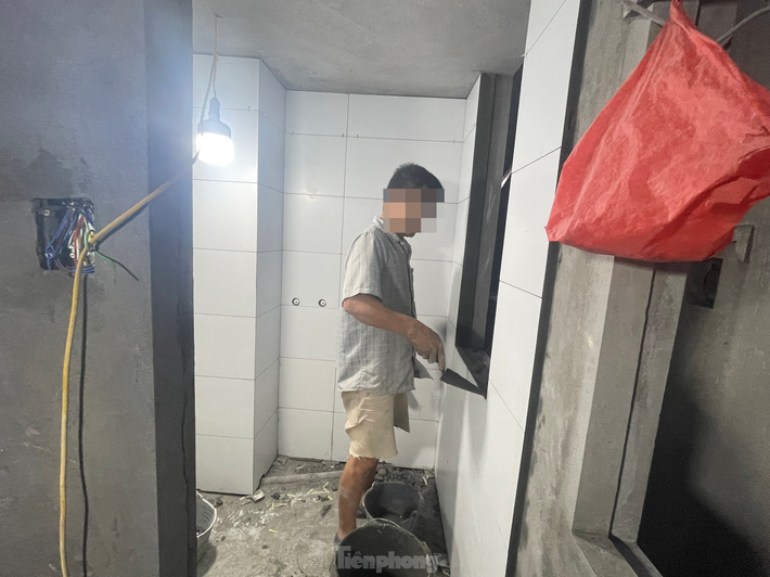 Thời điểm khảo sát lúc 20h, công nhân vẫn đang miệt mài xây dựng và chỉ cắt cử phụ nữ nấu cơm để ăn xong rồi làm tiếp.