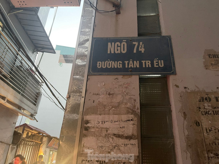 Tại ngõ 74 đường Tân Triều, người dân bày tỏ sự bức xúc khi ngày đêm phải nghe tiếng ồn xây dựng từ các công trình này.