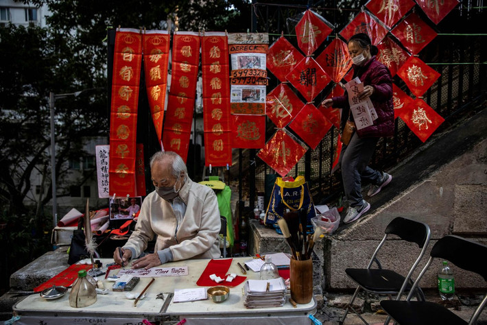 Một ông đồ ở Hong Kong đang chuẩn bị những thông điệp cho năm mới.