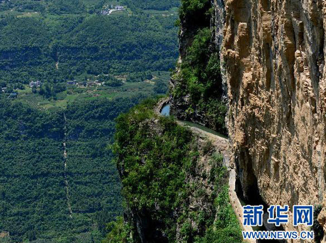 Theo nhiều thông tin có được, người dân địa phương bắt đầu đào con kênh bên sườn vách đá này từ thập kỷ 1960. 10 năm sau, công trình này mới hoàn tất.