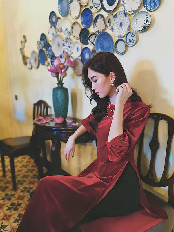 Mới đây, trên trang cá nhân của mình, Hoa hậu Đặng Thu Thảo đã chia sẻ một loạt ảnh mới nhất của mình kèm chú thích: "Hôm qua đi cafe thôi đó. Photos by Oxa".