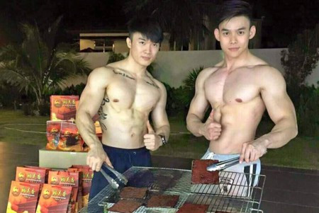 Tuy nhiên, bên cạnh đó nhiều người cũng lên tiếng chỉ trích cho rằng quán chỉ mang tính chất PR, không đảm bảo vệ sinh khi phục vụ theo phong cách như vậy. “Thật sự quán ăn mà cởi quần áo thì không đảm bảo vệ sinh lắm, nhỡ may đổ mồ hôi lên đồ ăn của khách thì sao?” - bạn N.A chia sẻ.
