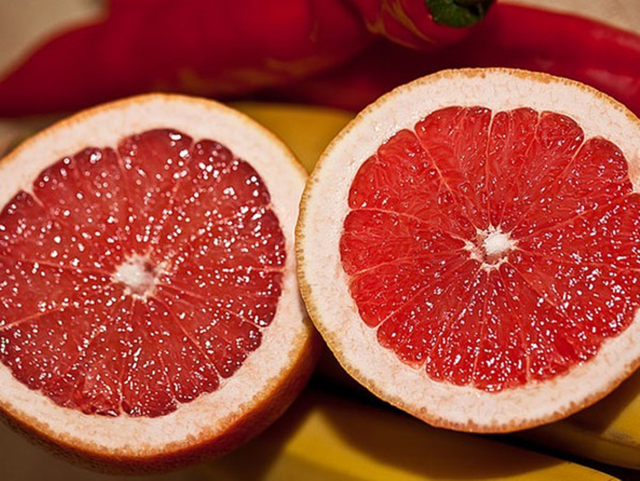 Bưởi: Bưởi rất giàu vitamin C và các vitamin thiết yếu khác. Ngoài việc làm chậm quá trình lão hóa, loại trái cây này còn giúp giảm cân, kiểm soát lượng đường và giảm mức chất béo trung tính trong cơ thể.
