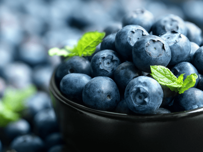 Quả việt quất: Quả việt quất rất giàu vitamin và polyphenol. Ngoài việc làm chậm quá trình lão hóa, quả việt quất còn giúp ngăn ngừa một số căn bệnh chết người bao gồm cả ung thư và tiểu đường.