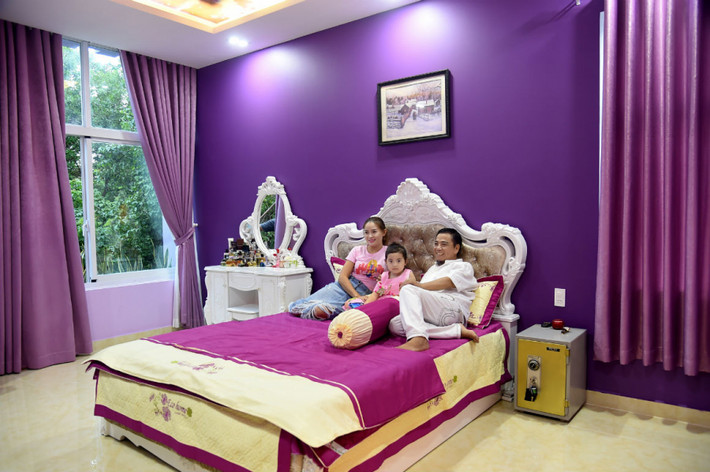 Phòng khách và nơi thờ cúng đều ở tầng 1. Toàn bộ nội thất và bàn thờ đều được làm từ những loại gỗ quý. Trong nhà còn được treo bức tranh nhân, nghĩa, lễ, trí, tín là vì anh muốn dạy con cháu sống tốt, có đạo đức.