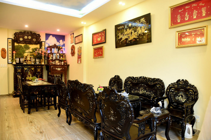 Vì muốn đúng phong thủy, Hồng Tơ cho thiết kế gian bếp ngay trung tâm theo trường phải châu Âu, vừa sang trọng, vừa hiện đại.