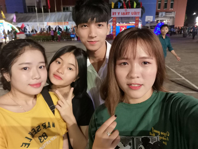 Chàng trai sinh năm 2001 nói trong kỳ thi THPT quốc gia sắp tới cậu sẽ thi vào ngành Ngôn ngữ Anh. Tú tự nhận không giỏi ngoại ngữ nhưng rất thích học. Bên cạnh đó, nam sinh thích nghe nhạc Âu Mỹ và đam mê bóng đá.