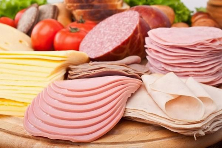 Các loại thịt đã qua chế biến bao gồm gà hun khói, thịt, xúc xích…có chứa một lượng hợp chất nitrosamine, hợp chất này khiến gan sản xuất ra chất béo có hại cho não. (Ảnh: VNNN)