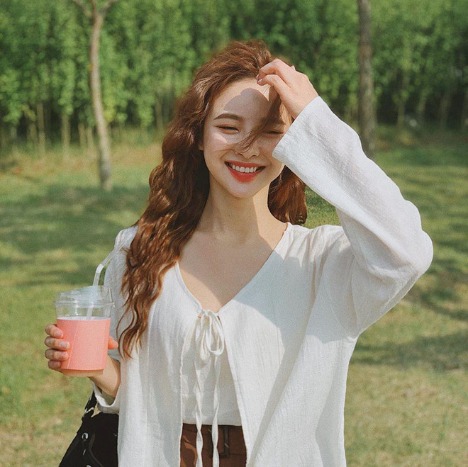 Euntto được mệnh danh là hot girl thế hệ mới của xứ sở kim chi. Vẻ đẹp trong trẻo và nụ cười tỏa nắng trở thành thương hiệu của cô nàng. Dù mới được biết đến cách đây không lâu, hot girl hiện có gần 400.000 lượt follow trên mạng.