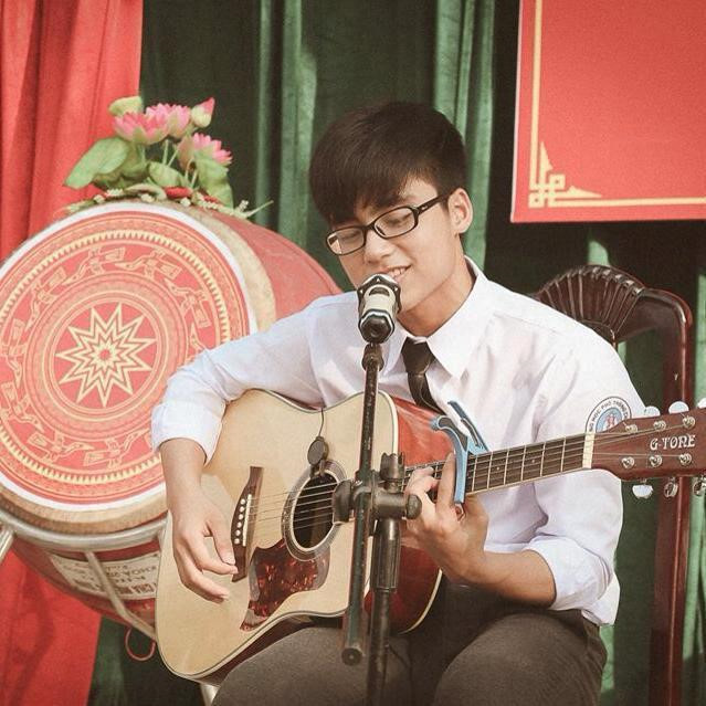 Ngoài ngoại hình nổi bật, Việt Hoàng còn được nhiều người chú ý bởi năng khiếu ca hát và chơi guitar. Trước khi trở thành sinh viên của ĐH Công nghệ TP.HCM, 10X được mệnh danh là cây văn nghệ của THPT chuyên Thái Bình. Những clip đàn hát của em trai Sơn Tùng luôn nhận được lượng tương tác cao từ dân mạng.