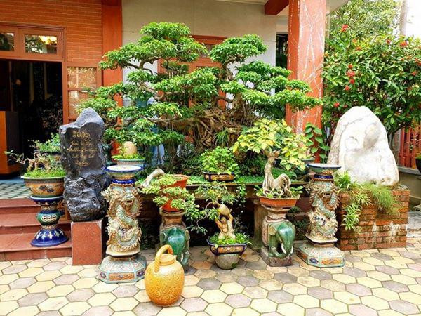 Thậm chí, vợ chồng Văn Anh còn có cả một hồ nhỏ nuôi cá ngay trong khuôn viên. Nhìn nơi ở của hai vợ chồng chẳng khác nào khu nghỉ dưỡngBao quanh căn biệt thự không chỉ có sân vườn mà còn có một dòng suối nhỏ chảy róc rách. Hai bên con suối này là những chậu cây cảnh với đầy đủ kiểu dáng, chủng loại khác nhau.