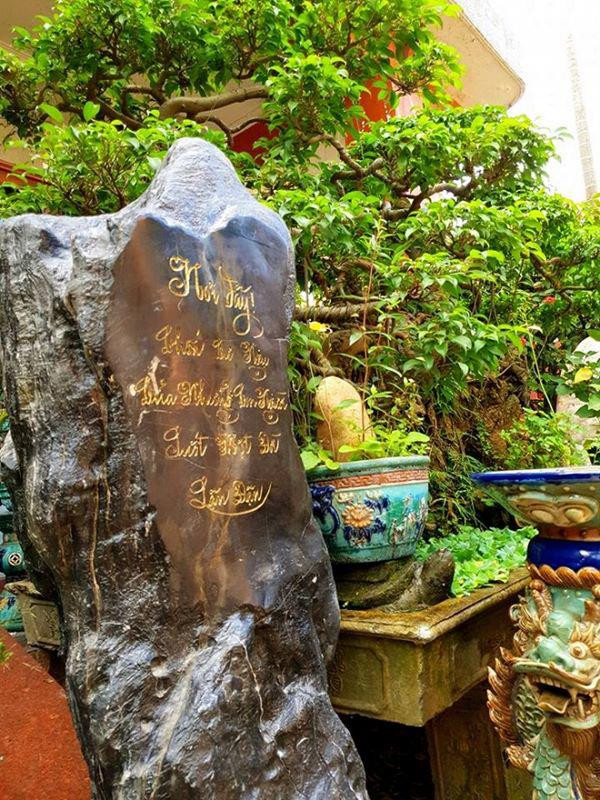 Những món đồ này được trưng bày khắp căn phòng. Nhìn thôi cũng đủ biết căn nhà này giá trị thế nào.