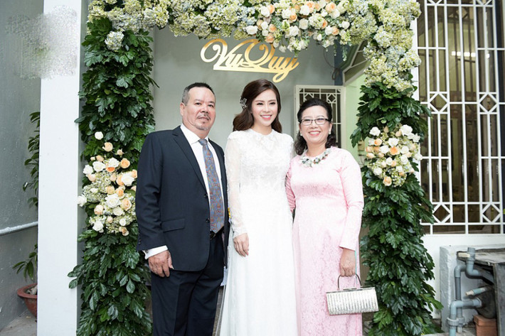 Những ngày qua, thông tin về đám cưới của nữ diễn viên Vũ Ngọc Ánh và Anh Tài được xuất hiện khá nhiều trên các diễn đàn. Tin vui này cũng làm khán giả rất háo hức, bởi lẽ sau nhiều “sóng gió″ trong chuyện tình cảm thì cả hai đã đi đến quyết định mang đầy sự hạnh phúc, sẽ là bạn đời của nhau trong tương lai. Sáng nay (19/2), lễ rước dâu của cặp đôi diễn viên Vũ Ngọc Ánh và Anh Tài đã chính thức được diễn ra tại nhà gái. Vào lúc 8h sáng, mọi chi tiết đều đã sẵn sàng để buổi lễ này được diễn ra một cách trọn vẹn và bắt mắt nhất đối với mọi người.