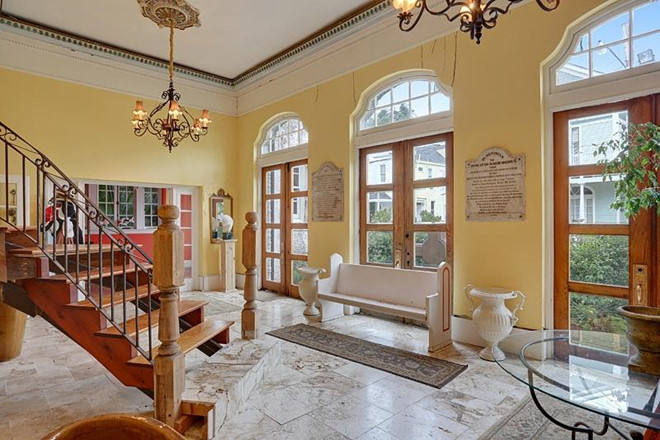 Được xây vào năm 1925, biệt thự rộng hơn 1.200 m2 này trước kia từng là một nhà thờ mang phong cách Tây Ban Nha cổ điển, và là một trường dạy múa ballet.