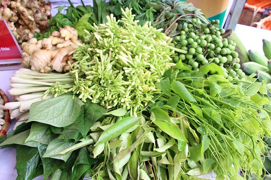 Theo người dân thì những sản phẩm đem xuống bán đều trồng hoàn toàn tự nhiên, không dùng phân hóa học, thuốc bảo vệ thực vật...nên sản phẩm mang ra bán có số lượng không nhiều. Mỗi nhà chỉ có vài bó rau rừng, mấy túm gừng, mấy chùm cà dại đem bán.