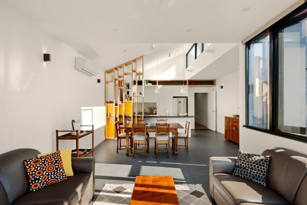 Căn nhà là một dự án nhỏ gọn với cái tên Jill’s House với diện tích khá khiêm tốn chỉ 22 mét vuông nhưng đem lại cảm giác ấm cúng, ngập tràn ánh sáng, đối lập hoàn toàn so với căn nhà cũ. Được thiết kế theo yêu cầu của khách hàng hướng tới một “ngôi nhà xanh”, Jill’s House sử dụng nhiều vật liệu tái chế, ít tác động đến môi trường, đông thời tích hợp hệ thống năng lượng mặt trời.
