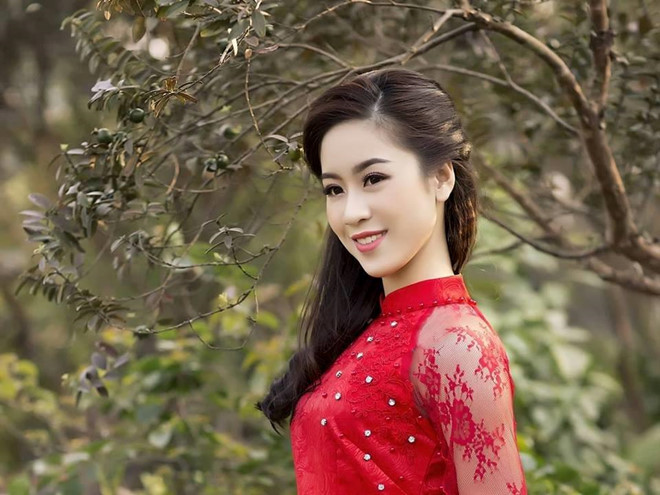 Nguyễn Thị Phương Thảo (25 tuổi) cũng là một trong những nữ sinh nổi bật của ĐH Văn hóa Nghệ thuật Quân đội. Năm 2014, Thảo tốt nghiệp ngành Biểu diễn nhạc cụ truyền thống, chuyên ngành đàn Tam thập lục và đàn Bầu. Năm 2018, cô tốt nghiệp văn bằng 2, chuyên ngành Thanh nhạc.