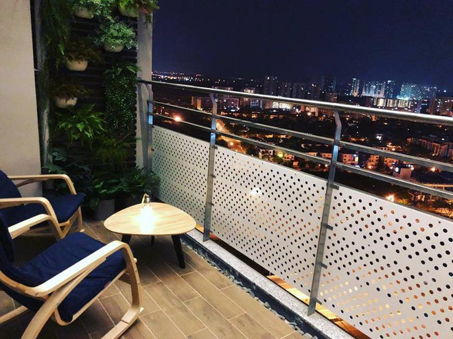 Căn hộ của cô sở hữu góc view hoàn hảo, nhìn thấy toàn thành phố, rất thoáng và đẹp. Với góc view, cô thường đứng đây tận hưởng không khí, thư giãn sau một ngày làm việc vất vả.