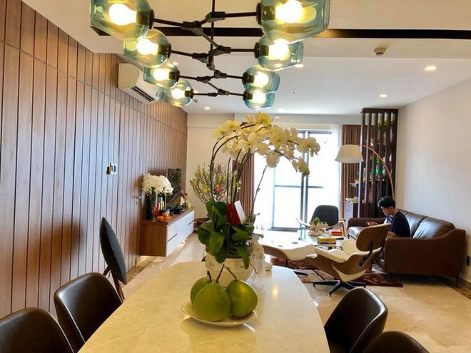 Điều làm nên sự ấn tượng nơi đây có lẽ là bức tường bằng gỗ để ngăn chia các phòng và trang trí rất độc đáo, lạ lùng. Ngoài ra, có thể thấy Đàm Thu Trang rất thích cây hoa, đâu đâu trong phòng cũng được bày biện lọ hoa, chậu cây đẹp đẽ. Căn phòng còn có những giá kệ để cô bày biện vật dụng, đồ trang trí cho sinh động. Đồng thời, dễ dàng có thể bắt gặp những bức ảnh chụp chân dung gia chủ khổ lớn được treo trên tường.
