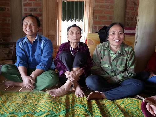 Trong căn nhà giản dị, đơn sơ đó, ngoài chiếc tivi màn hình lớn thì vật có giá trị nhất chính là những tấm bằng khen, quả bóng có chữ kí của đội tuyển.