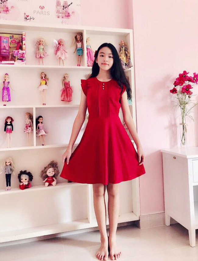 Dáng người thon thả cùng chiều cao lý tưởng của bé Lọ Lem.