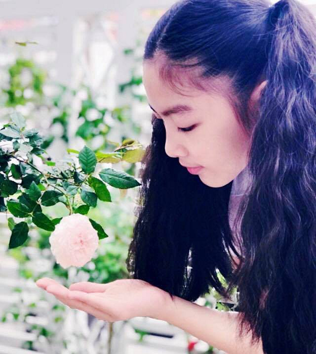Góc nghiêng nhẹ nhàng thanh thoát, càng ngắm càng yêu của con gái Lọ Lem.