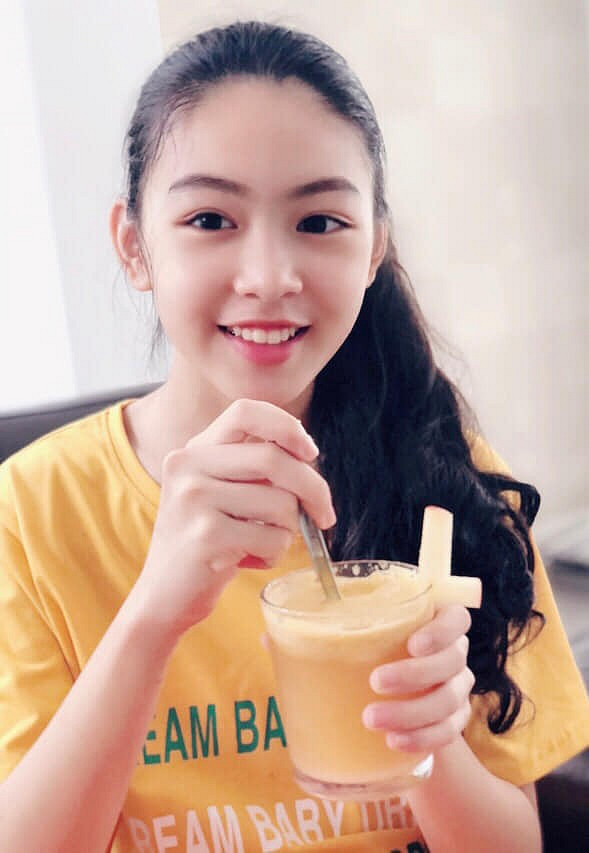 Bé Lọ Lem thừa hưởng rất nhiều nét đẹp từ mẹ – doanh nhân Dạ Thảo với đôi mắt to tròn đen láy, khuôn miệng nhỏ nhắn, sống mũi thon gọn cùng gương mặt trái xoan nhẹ nhàng hài hòa.