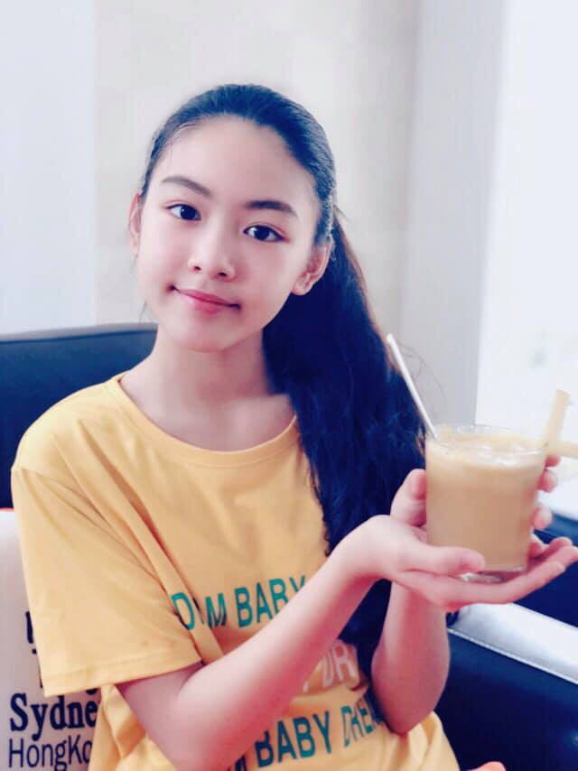 Cận cảnh gương mặt xinh đẹp của bé Lọ Lem – con gái lớn của MC Quyền Linh. Chẳng cần đến kiểu tóc cầu kỳ, cô bé chỉ buộc hết tóc lên là đã phô diễn được toàn bộ gương mặt xinh xắn của mình.