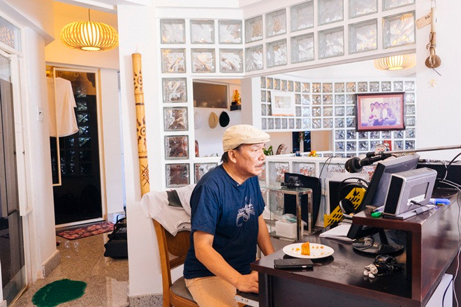 Tuy nhiên, nó vẫn giữ được nét sang trọng vốn có. Ở phòng khách, ngoài bộ sofa cần thiết thì ông còn đặt luôn 1 chiếc piano màu trắng. Đây cũng là dụng cụ đặc biệt mà ông dùng để tĩnh tâm, để sáng tác. Ngoài ra, một chiếc ghita cổ do “cha đẻ” của “giấc mơ chapi” sưu tầm cũng được trưng bày tại nơi này.