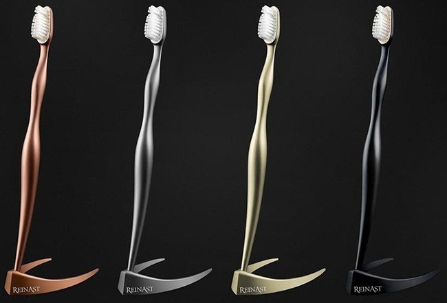 Bàn chải đánh răng đắt giá nhất thế giới có tên là Reinast Luxury với giá bán 4.200 USD (~97,4 triệu đồng). Điều làm nên sự đắt giá là bàn chải này có thiết kế đảm bảo độ bền và có lớp phủ chống vi khuẩn được đăng ký thương hiệu.