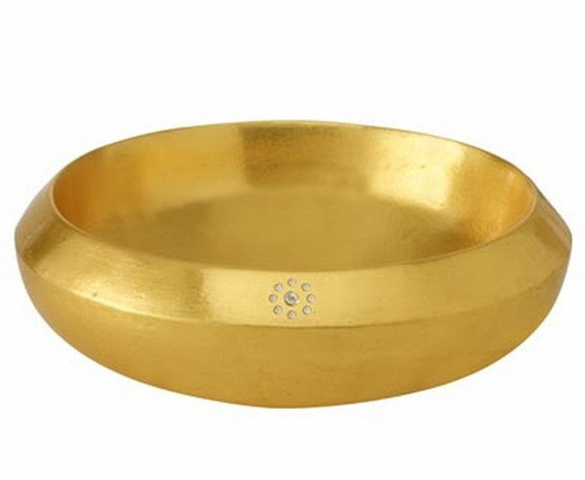 Công ty Luxury Edition & Gallery (LE & G) có trụ sở tại Stockholm (Thụy Điển) ra làm ra sản phẩm chậu rửa mặt đắt nhất thế giới có tên là Blido. Chiếc chậu được đính một viên kim cương 2 carat và 8 viên kim cương 0,25 carat.
