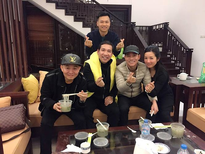 Ngôi nhà sử dụng nhiều nội thất gỗ tối màu đem đến cảm giác cổ kính, yên bình.