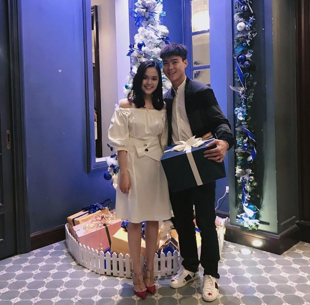 Không chỉ có bạn gái là người chu đáo, Duy Mạnh cũng chứng tỏ mình đúng chuẩn "soái ca làng bóng" khi yêu chiều nửa kia như công chúa. Những lần đi thi đấu ở nước ngoài, anh không quên mua những món quà đắt tiền dành tặng Quỳnh Anh. Ảnh đại diện trang cá nhân của nam cầu thủ luôn là hình chụp cùng người yêu. Trong tất cả bài đăng, hình ảnh trên trang cá nhân, anh đều âm thầm khẳng định "chủ quyền" bằng việc tag tên bạn gái. Ảnh: FBNV.