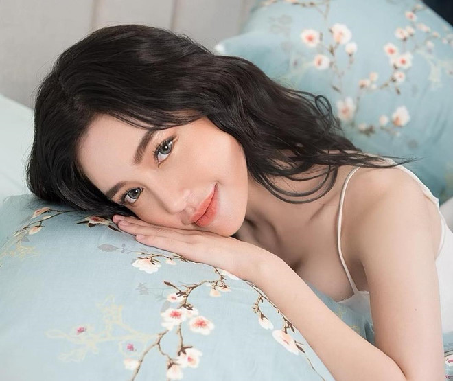 Elly Trần (tên thật Nguyễn Kim Hồng, sinh năm 1987) là hot girl đình đám sở hữu hình thể nóng bỏng. Sau thời gian nổi trên mạng, Elly tham gia showbiz và đạt được một số thành tựu nhất định. Năm 2011, người đẹp sang Thái Lan làm người mẫu quảng cáo. Năm 2012, hot girl 8X nhận giải Nữ diễn viên truyền hình xuất sắc cho bộ phim Khát vọng thượng lưu tại Liên hoan phim Cánh Diều Vàng.