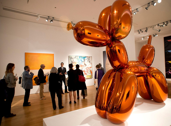 Chú chó làm bằng thép không gỉ được láng bóng bằng một lớp phủ màu cam của Jeff Koons được trưng bày tháng 10/2013 tại New York. Món đồ này được bán với giá 58.405.000 đô la Mỹ và rõ ràng không phải là một món đồ để chơi!
