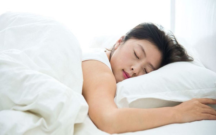 Nằm áp mặt vào gối khi ngủ: Nằm áp mặt vào gối khi ngủ suốt cả đêm sẽ làm ảnh hưởng tới độ đàn hồi của vùng da má và gây ra những nếp nhăn xấu xí. Bên cạnh đó, khi bạn áp mặt lên gối thì lỗ chân lông sẽ bị bí và tạo cơ hội cho vi khuẩn xâm nhập, gây nhờn mặt và làm mụn trứng cá xuất hiện.