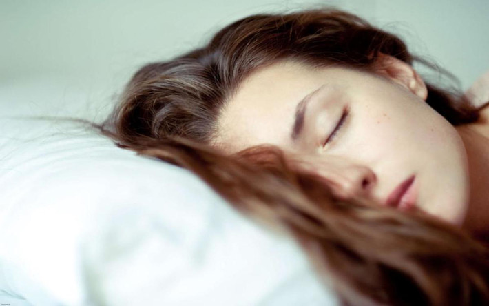 Để tóc ướt khi đi ngủ: Sau khi gội đầu nếu bạn không làm khô tóc, lượng lớn nước đọng trên bề mặt da đầu, đặc biệt vào mùa đông khi nhiệt độ thấp, để tóc ướt đi ngủ sẽ khiến cơ thể phát bệnh, gây tê ở da đầu và khiến bạn bị đau đầu vào sáng hôm sau.