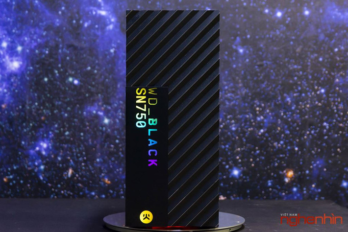 Black SN750 là ổ cứng SSD mới và nhỏ gọn nhất của WD. Linh kiện này có phong cách thiết kế đẹp mắt cùng khả năng gắn thêm heatsink (tản nhiệt), phù hợp với game thủ muốn "try hard". Dựa vào đó, modder Nguyễn Thanh Hải (Lukahai) đã độ chế riêng cho một dân chơi máy tính ở TP.HCM chiếc PC mô phỏng lại SSD trên.