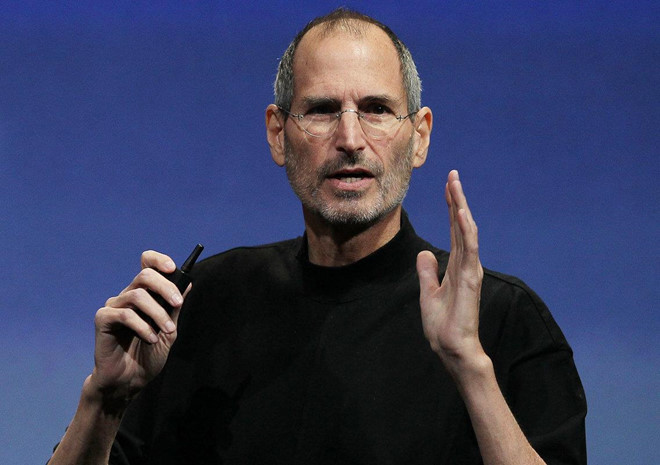 Steve Jobs, đồng sáng lập Apple, đã qua đời vào tháng 10/2011. Dưới thời của ông, hàng loạt sản phẩm mang tính biểu tượng như iPhone, iPad, iPod, MacBook đã ra đời. Chúng thậm chí thay đổi bộ mặt của ngành công nghệ. Ông cũng được biết đến là bậc thầy diễn thuyết với tài năng thu hút sự chú ý, luôn biết cách tạo sự bất ngờ cho người xem với câu nói nổi tiếng “One more thing”.
