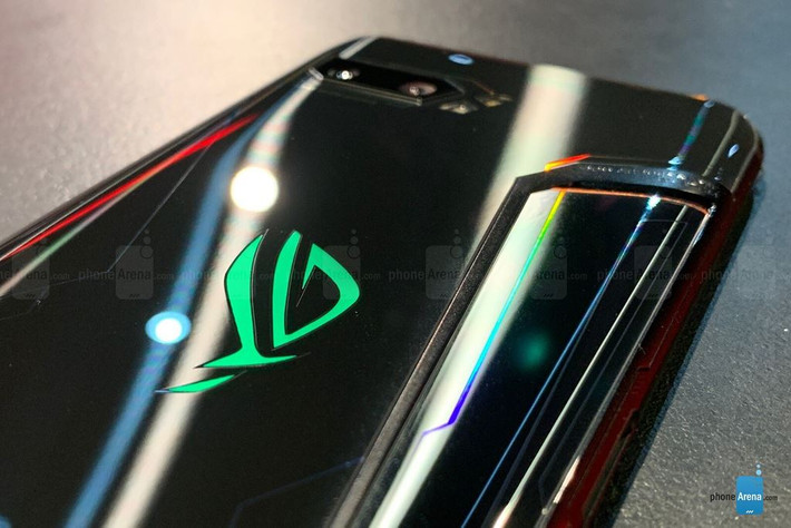 Nhằm duy trì hiệu năng trong thời gian dài, ROG Phone 2 có hệ thống tản nhiệt 3 lớp gồm "buồng hơi" 3D (3D vapor chamber), heatsink và khe tản nhiệt và phụ kiện quạt làm mát. Đây gọi là Active Aerodynamic System (AAS) tạm dịch là hệ thống khí động học chủ động đặc trưng trên dòng sản phẩm ROG của Asus.