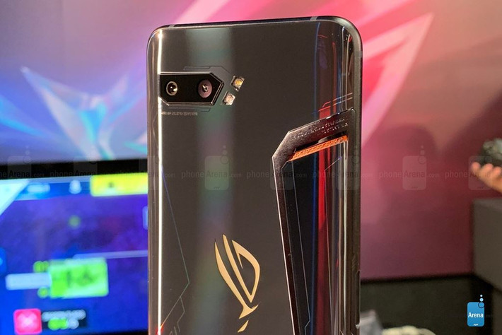 Tương tự như ROG Phone thế hệ đầu, ROG Phone 2 sở hữu 2 cổng USB-Type C. Trong đó một cổng được đặt ở cạnh đáy và một cổng được đặt ở cạnh trái. Thiết kế này giúp cho gamer có thể vừa sạc, vừa chơi game mà không bị vướng tay. Khá may mắn khi ROG Phone 2 vẫn còn giắc cắm tai nghe 3,5 mm.