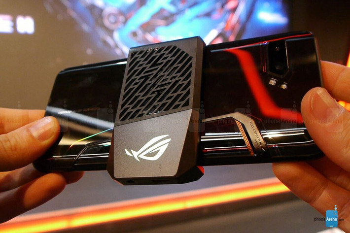 ROG Phone còn được trang bị RAM 12 GB và bộ nhớ trong 512 GB. Asus nhấn mạnh bộ nhớ trong của ROG Phone là chuẩn UFS 3.0 nhanh nhất hiện nay, có thể đạt khoảng 1,5 GB/s ở tốc độ đọc tuần tự (sequential read). Hơn nữa, chiếc máy này có viên pin dung lượng lên đến 6.000 mAh và tính năng sạc nhanh ROG HyperCharge.