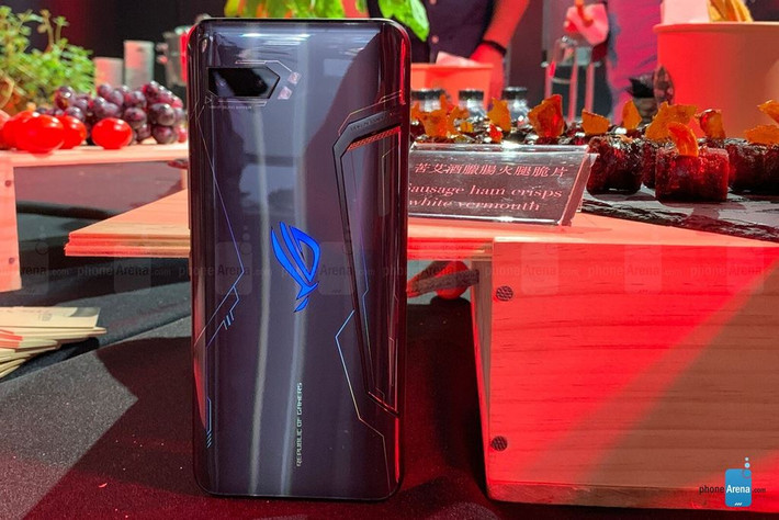 Cụm camera kép trên ROG Phone 2 được kế thừa từ ZenFone 6 với cảm biến chính 48 MP cùng cảm biến góc rộng 13 MP. Ảnh cho ra sắc nét, giữ được độ chi tiết nhờ thuật toán cải tiến. Camera trước ở mức 24 MP.